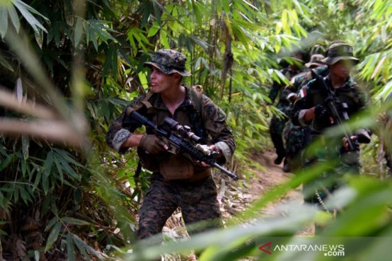 Lihat, Marinir Indonesia dan AS Telusuri Hutan Gunung Tumpang Pitu - JPNN.COM