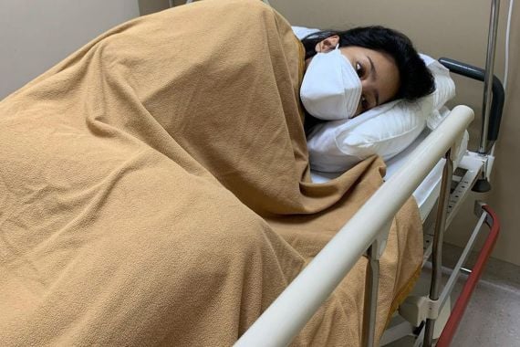 Kondisi Makin Parah, Bunga Zainal Dilarikan ke Rumah Sakit, Mohon Doanya - JPNN.COM