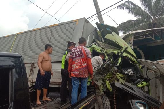 Kecelakaan Maut di Jalintim, Sopir Truk Fuso Tewas Terjepit, Begini Kondisinya - JPNN.COM