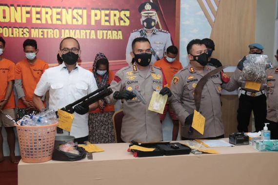 Kampung Bahari Tanjung Priok Digerebek, SW dan Kekasihnya Tidak Berkutik - JPNN.COM