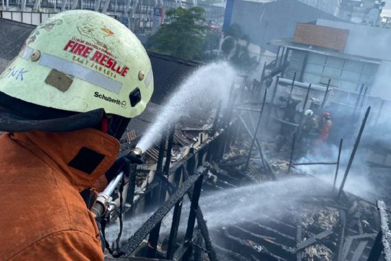 Kebakaran Rumah Makan Ampera di Pulogadung, Sebegini Kerugiannya - JPNN.COM