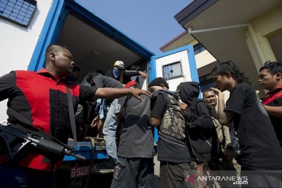 Polisi Ciduk 10 Preman Pemeras Sopir Truk di Pasar Tanah Abang - JPNN.COM