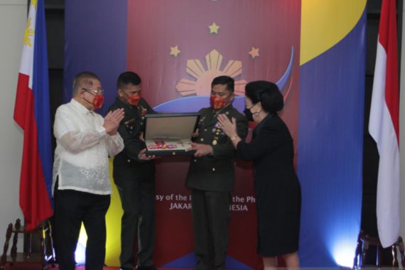 Filipina Beri Gelar Kehormatan kepada Mendiang Harry Sinyo Sarundajang - JPNN.COM