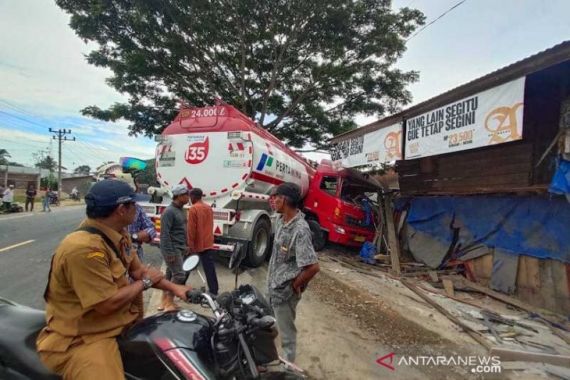 Hilang Kendali, Truk Tangki BBM Hantam Rumah di Aceh Timur - JPNN.COM