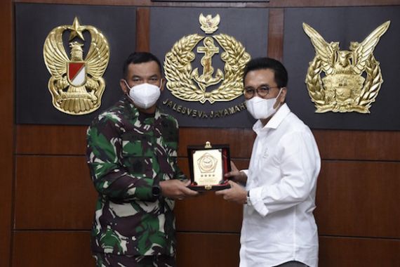 Panglima TNI Berikan Piagam Penghargaan Kepada Yozua Makes - JPNN.COM