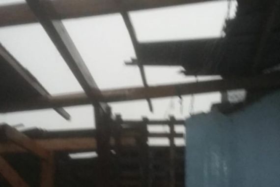 Cuaca Buruk, Angin Puting Beliung Rusak Tiga Rumah Warga dan Tempat Pemancingan di Bekasi - JPNN.COM