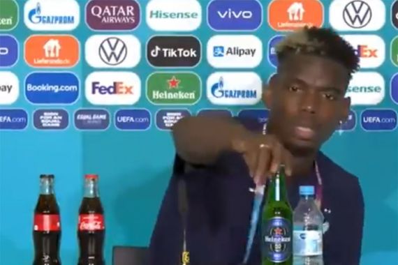 Paul Pogba Singkirkan Botol Minuman Beralkohol di Meja Konpers - JPNN.COM