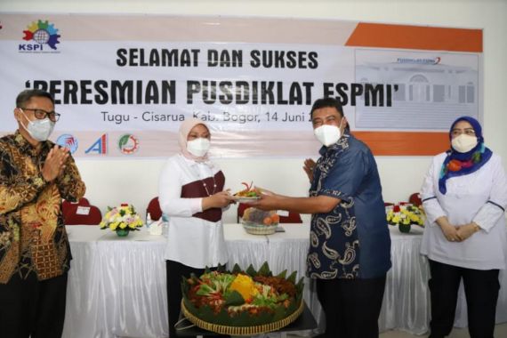 Menaker Ida Sampaikan Selamat Kepada Said Iqbal yang Terpilih sebagai Anggota Deputi GB ILO - JPNN.COM