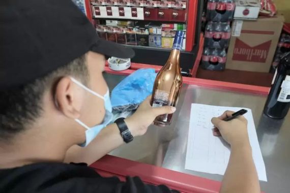Lewat Opcuk, Bea Cukai Batam Menyita 31.756 Batang Rokok dan 717,3 Liter Miras Ilegal - JPNN.COM