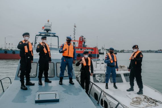 Menjaga Perairan NKRI, Bea Cukai Gelar Operasi Laut Gabungan - JPNN.COM