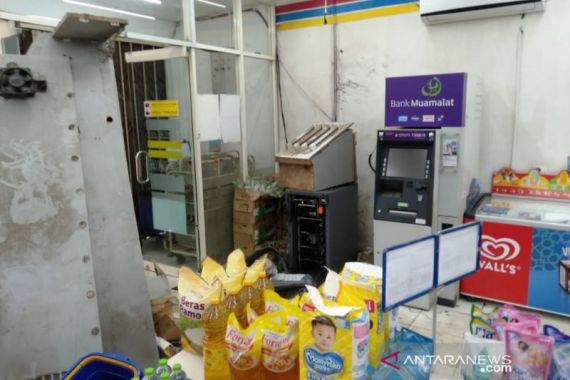 Uang Ratusan Juta di ATM Lenyap, Lihat Kondisi TKP, Berantakan Banget - JPNN.COM