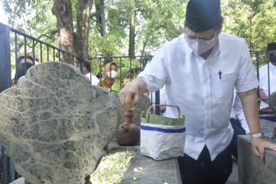 Ziarah ke Makam Leluhur, Airlangga Hartarto Dinilai Lestarikan Tradisi - JPNN.COM