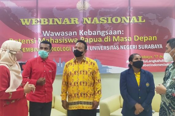 Merlin Kalawen, Mahasiswa Papua yang Betah Kuliah di Surabaya dan Dapat Ibu Angkat - JPNN.COM