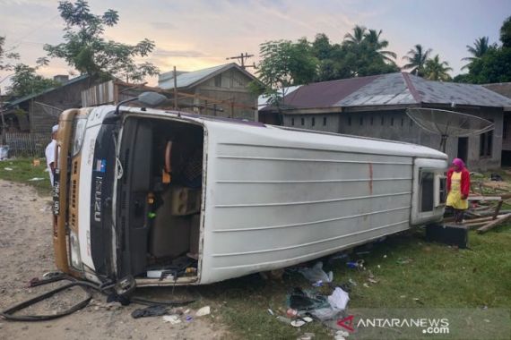 Minibus Rombongan Wisatawan dari Medan Terbalik di Aceh Timur, 2 Orang Tewas - JPNN.COM