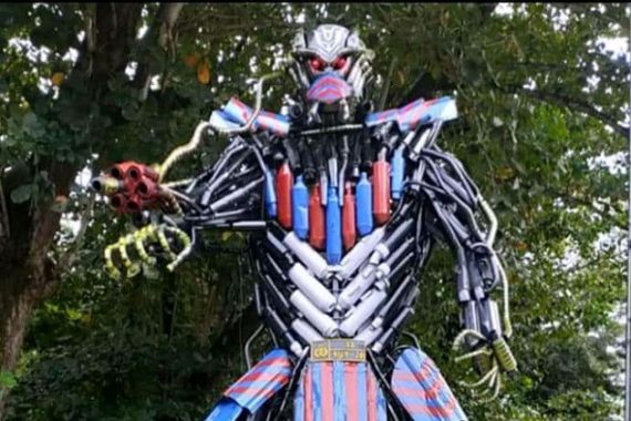 Unik dan Kreatif, Satlantas Polres Kendari Ubah Knalpot Sitaan jadi Robot Transformer - JPNN.COM