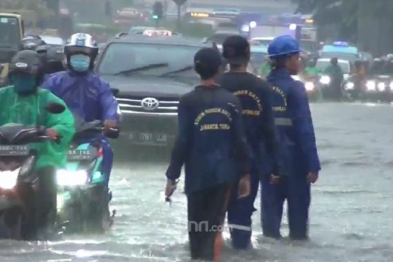 Hujan di Bulan Juni, Ini Wilayah Jakarta yang Tergenang Banjir - JPNN.COM