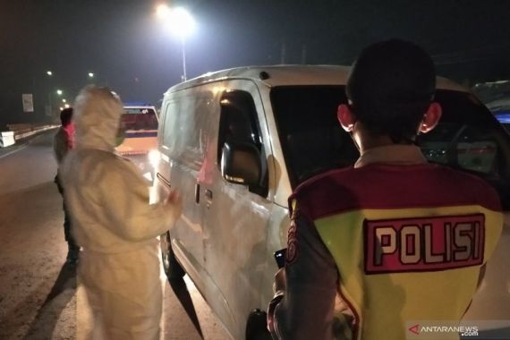 Pengendara Disetop Petugas Memakai APD di Perbatasan Cianjur, Lihat yang Terjadi - JPNN.COM