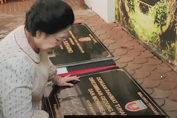 Megawati Meresmikan Rumah Adat, Monumen, dan Jalan Soekarno di Maluku - JPNN.COM