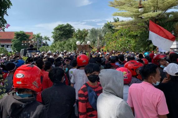 Ratusan Masyarakat Madura Geruduk Pemkot Surabaya - JPNN.COM