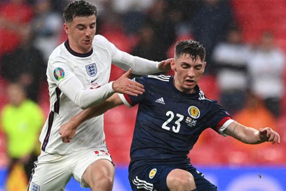 2 Pemain Inggris Jalani Isolasi Mandiri Usai Berinteraksi dengan Billy Gilmour - JPNN.COM