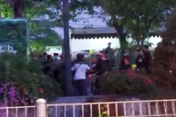 Pos Penyekatan Suramadu Kembali Diserang, Massa Tendang Kursi ke Arah Petugas - JPNN.COM
