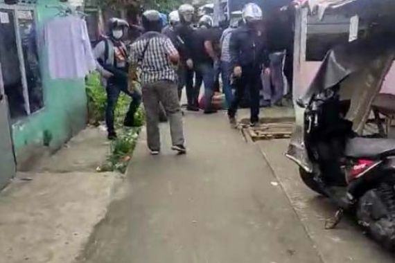 Lagi, Sarang Narkoba di Palembang Digerebek, Polisi Dilempar Batu dan Dicekik - JPNN.COM