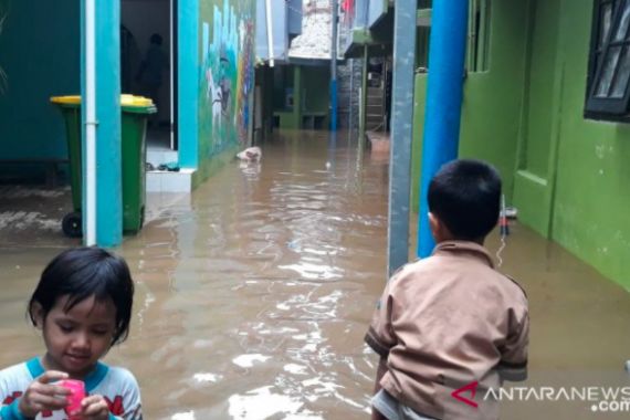Duh, Bangun Pagi Langsung Disambut Banjir dari Kali Ciliwung Lagi - JPNN.COM