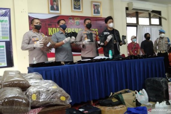 Produksi Tembakau Sintetis di Cisauk, Wanita Muda Ini Pasrah saat Dijemput Polisi - JPNN.COM