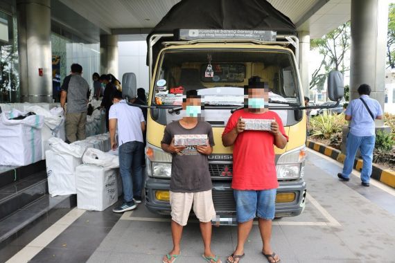 Bea Cukai Semarang Ungkap Penyelundupan Jutaan Batang Rokok Ilegal Disamarkan dengan Rongsokan - JPNN.COM