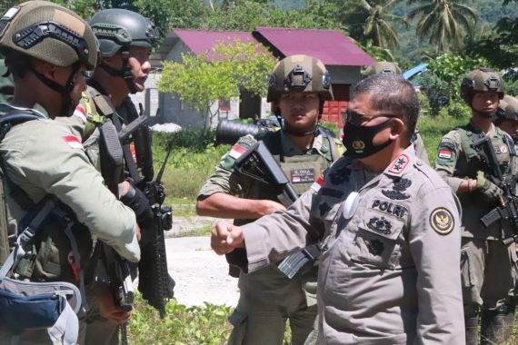 Kejar Sisa Teroris Poso, Jenderal Bintang Dua Ini Rela Bermalam di Hutan - JPNN.COM
