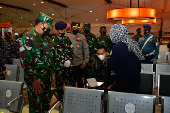 Setelah Tanjung Priok, Laksamana Yudo Lanjutkan Serbuan Vaksinasi di Pelabuhan Tanjung Mas - JPNN.COM