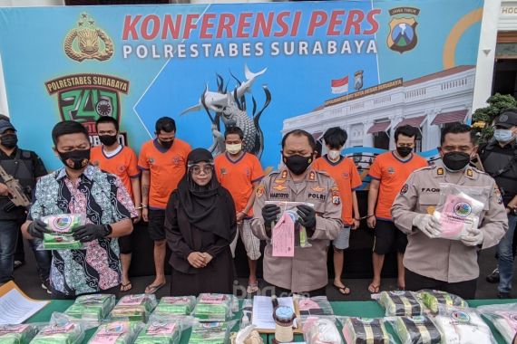 5 Penyelundup 20 Kilogram Sabu-Sabu di Surabaya Terancam Hukuman Mati - JPNN.COM