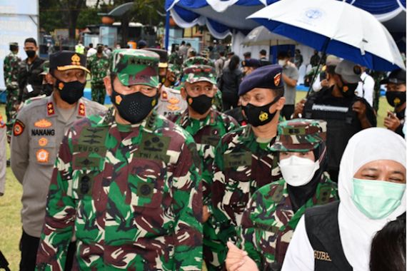 TNI-Polri Bersinergi Gelar Serbuan Vaksinasi Covid-19 di Tanjung Perak - JPNN.COM