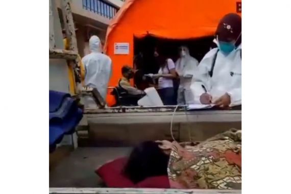 Viral, Pasien di RSUD Kota Bekasi Terbaring di Aspal dan Pikap, Begini Penjelasan Rumah Sakit - JPNN.COM