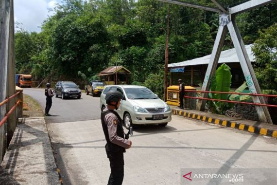 Polisi Bersenjata Disiagakan di Jalan Penghubung Bengkulu-Sumsel - JPNN.COM
