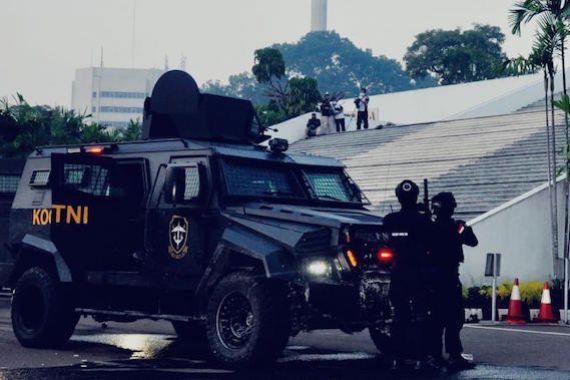 Hebat, Satuan Penanggulangan Teror TNI Menumpas Aksi Teroris di Gedung DPR RI - JPNN.COM