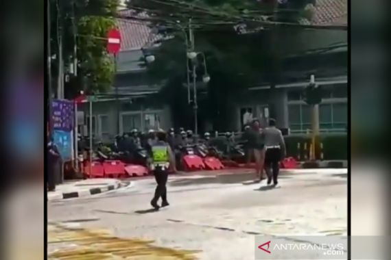 Sejumlah Pengendara Motor Menerobos Blokade, Polrestabes Bandung Langsung Bergerak - JPNN.COM