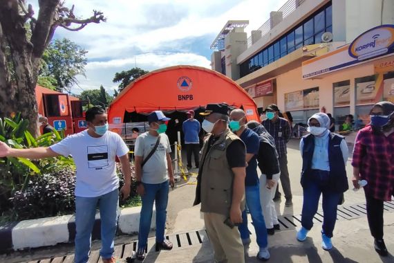 Wali Kota Bekasi Sulap Area Parkir RSUD Menjadi IGD, Tenda BPBD Dibangun - JPNN.COM