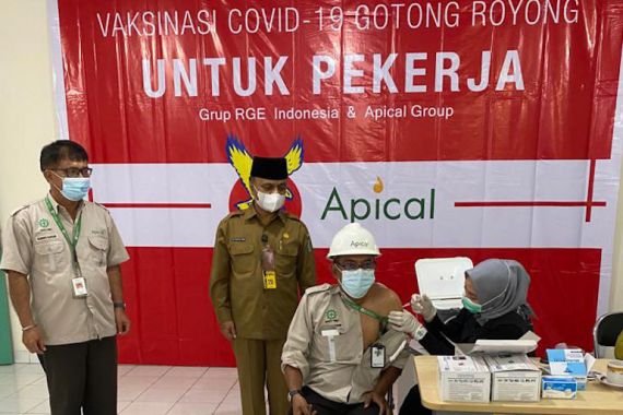 Apical Gelar Vaksinasi Gotong Royong Perdana di Dumai   - JPNN.COM
