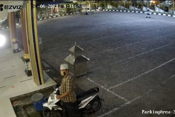 Pura-pura jadi Jemaah, Pria Ini Mencuri Motor, Perbuatannya Terekam CCTV Masjid - JPNN.COM