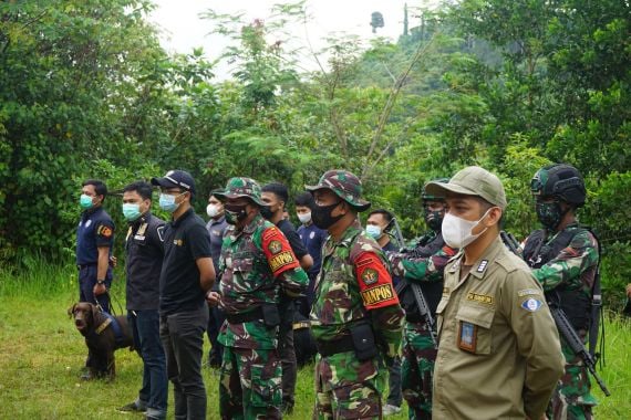 Jaga Perbatasan Indonesia-Malaysia, Bea Cukai Entikong Gelar Patroli Gabungan - JPNN.COM
