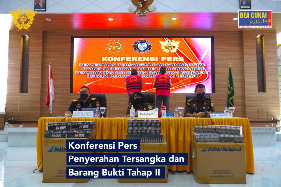 Bea Cukai Serahkan Tersangka dan Barang Bukti Penyelundupan Rokok Ilegal ke Kejati Sulut - JPNN.COM