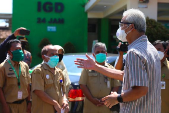 Ganjar Apresiasi Petugas RSUD Batang dalam Penanganan Pasien Covid-19 - JPNN.COM