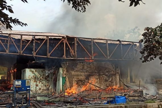 Masjid Jayakarta di Cakung Ludes Terbakar, Gulkarmat Kerahkan 7 Unit Branwir - JPNN.COM