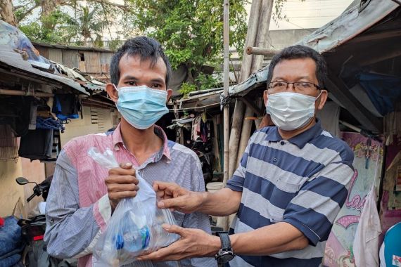 Terima Paket Makanan Siap Saji dan Telur, Warga: Terima Kasih Bu Risma - JPNN.COM