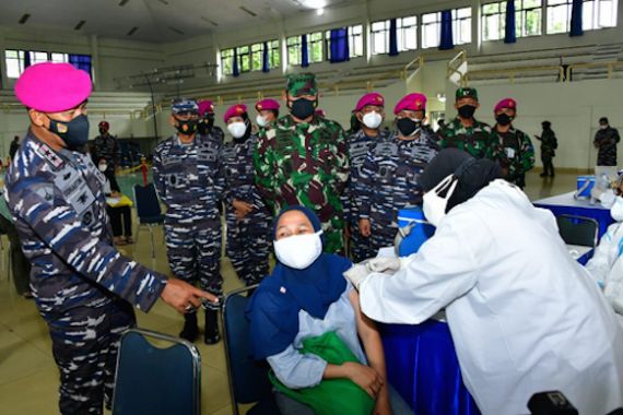 Laksamana Yudo Tinjau Serbuan Vaksinasi Covid-19 di Markas Korps Marinir TNI AL - JPNN.COM