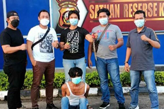 Heru hanya Menggunakan Singlet dan Masker, tak Berdaya - JPNN.COM