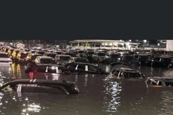 Baru Selesai Diproduksi, Ratusan Mobil Ini Terendam Banjir - JPNN.COM