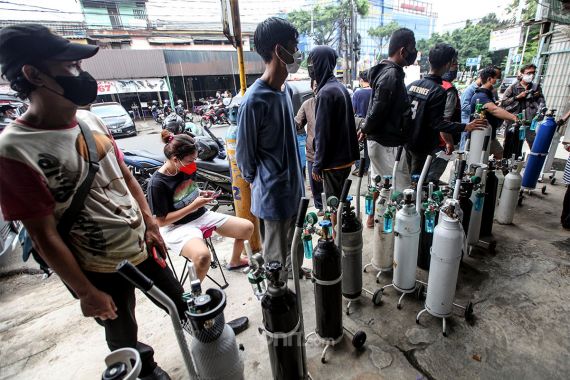 Jokowi Perintahkan Menkes Tingkatkan Ketersediaan Tabung Gas Oksigen - JPNN.COM