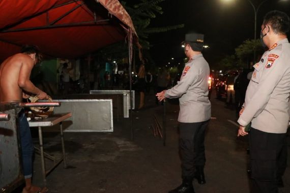 PPKM Darurat 3 Juli, TNI-Polri Mulai Datangi Warung-Warung Makan - JPNN.COM